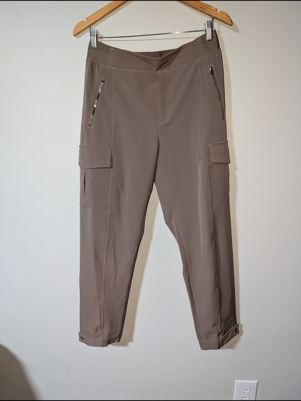 10 Athleta Women’s Taupe Cargo Crop Pants